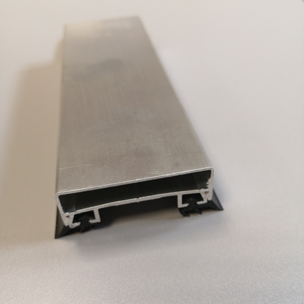 Hliníková prítlačná lišta DVOJITÁ spodok š-50 bez gumy