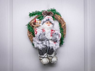 Dekorácia MagicHome Vianoce, Santa sediaci vo venci, veniec, 30 cm 8091327